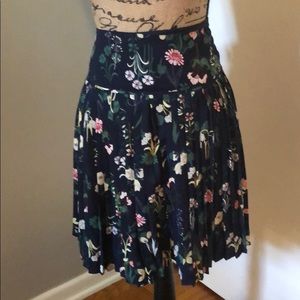 Feminine floral pleated skirt